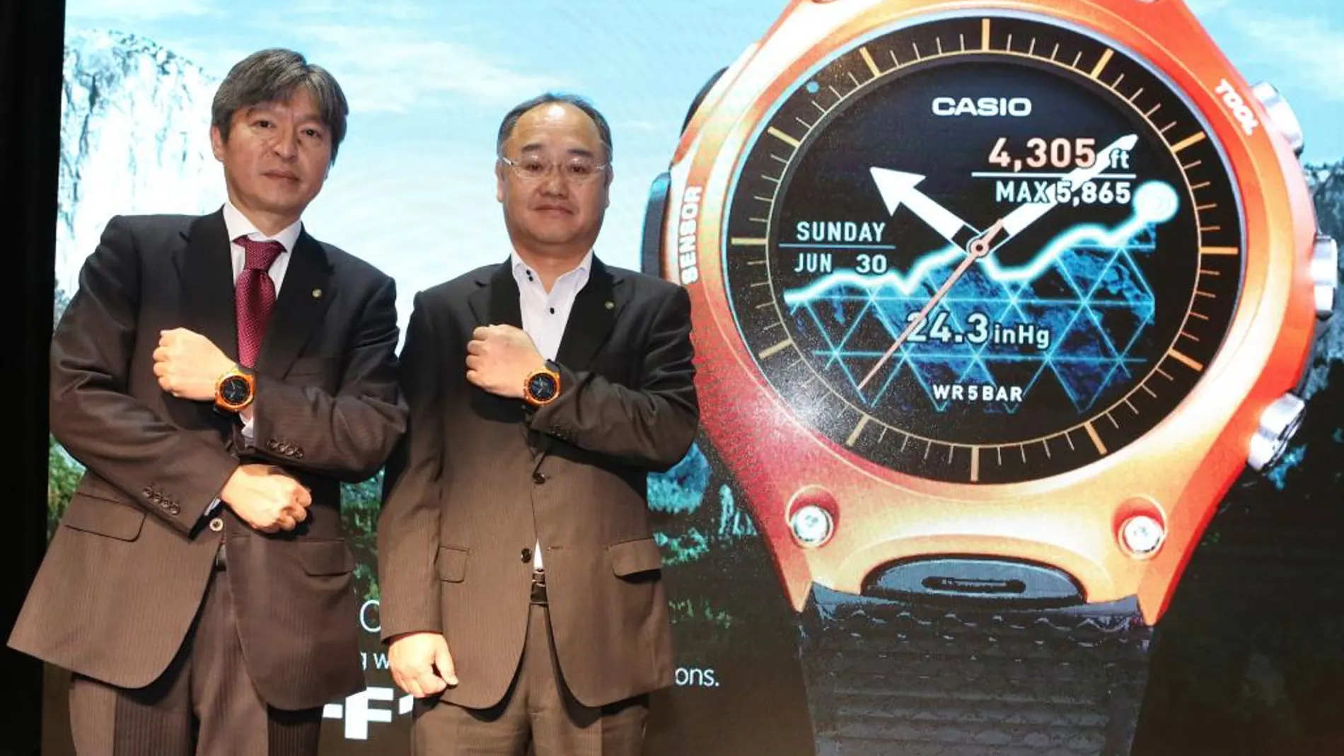 Kazuhiro Kashio y Shunji Minami muestran el nuevo smartwatch.