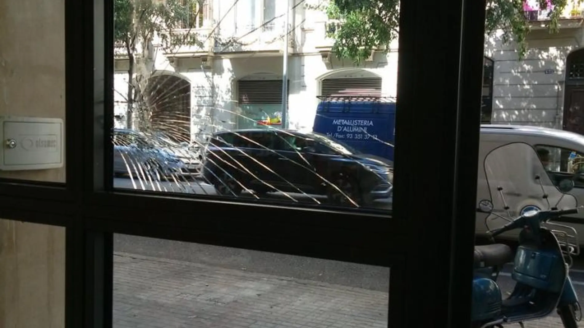 El PSC de Barcelona ha publicado una imagen del cristal de la puerta roto