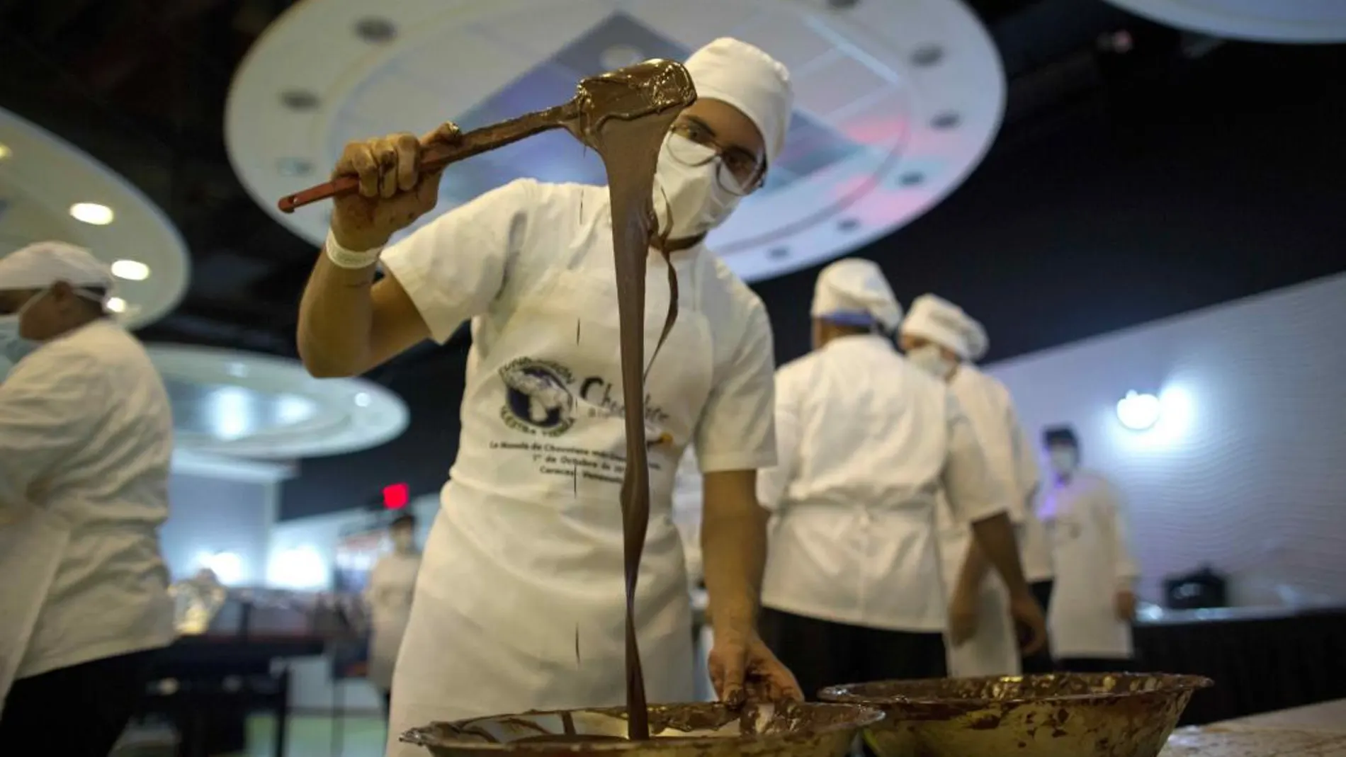 Varios cocineros trabajan para batir el récord Guinness