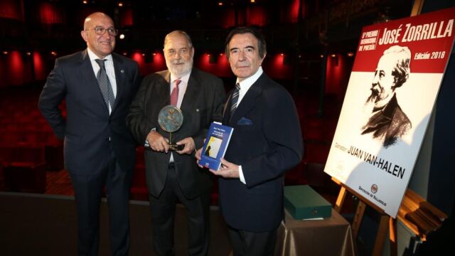 Jesús Julio Carnero y Enrique Cornejo entregan el V Premio Internacional de Poesía Zorrilla a Juan Van-Halen, por su libro «Memoria de un mal sueño»