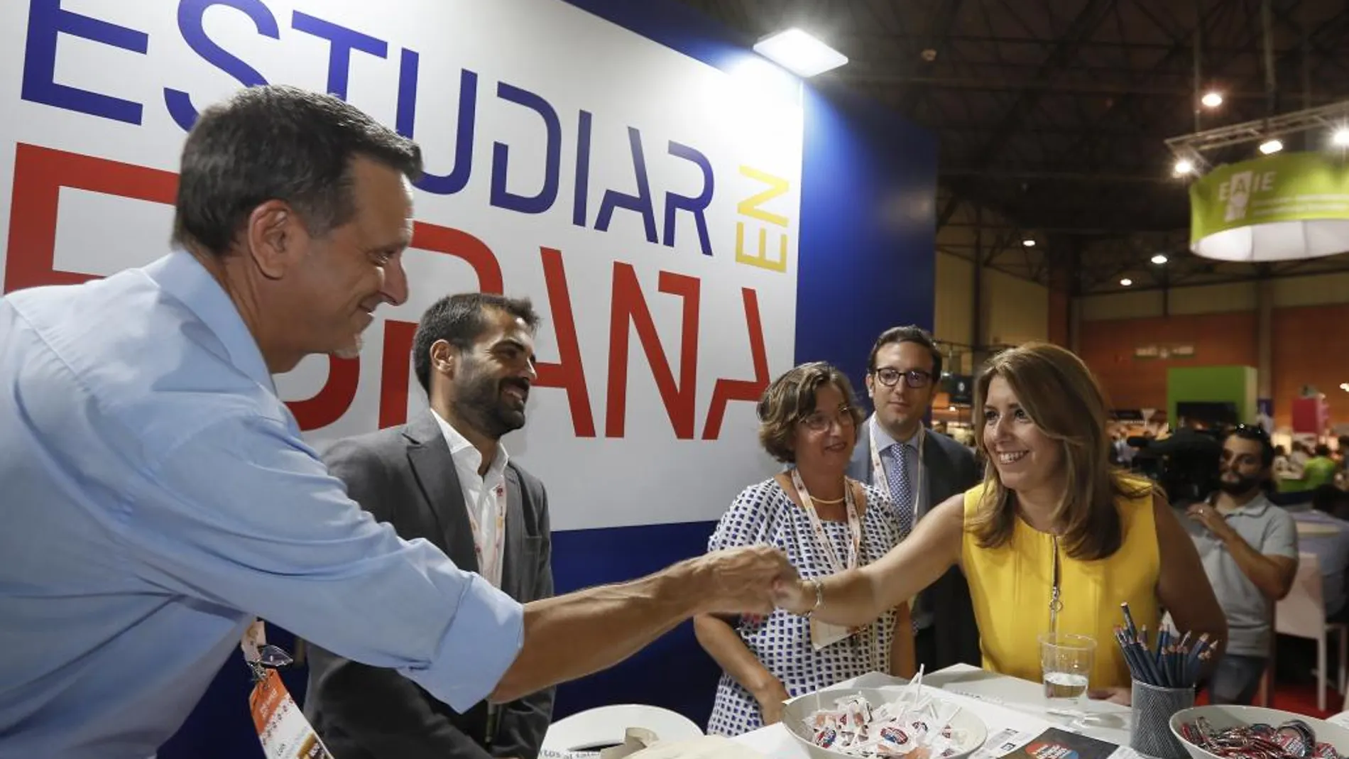 Susana Díaz saluda a los miembros de un expositor del Congreso
