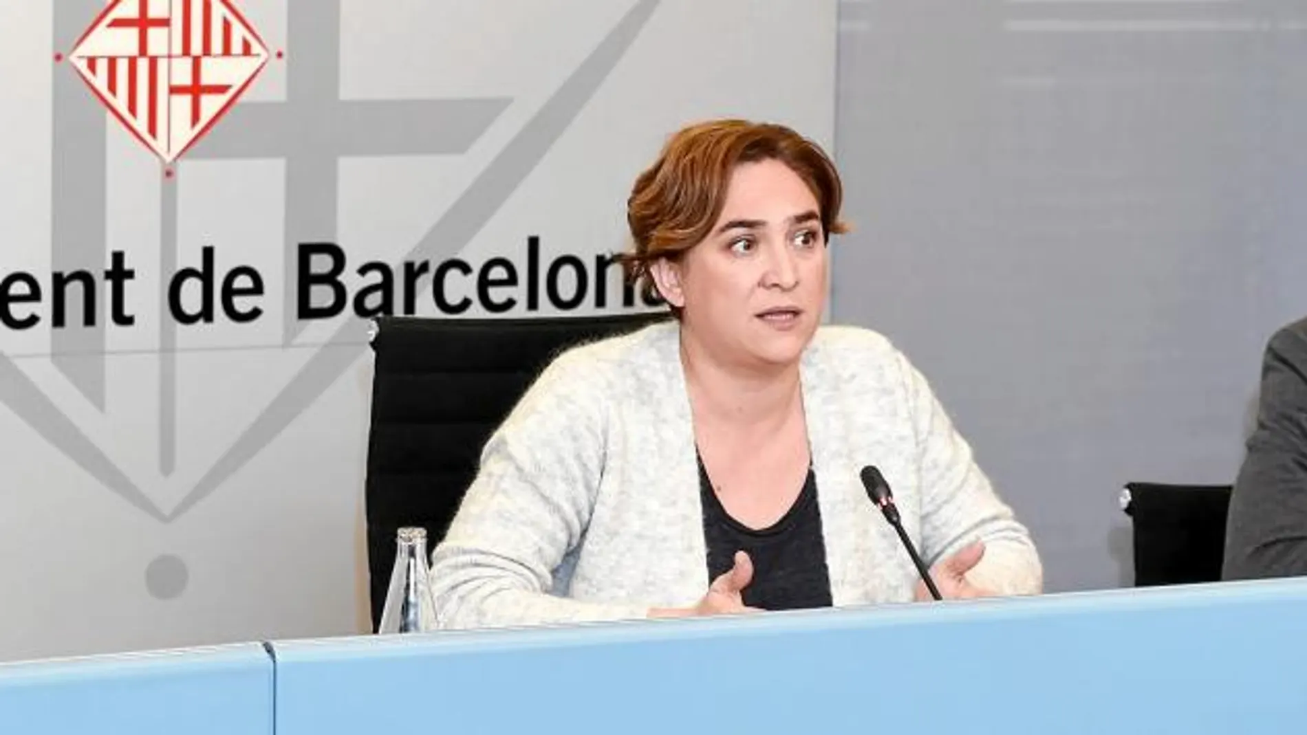 La alcaldesa de Barcelona, Ada COlau, junto al presidente del patronato municipal de vivienda, Josep Maria Montaner