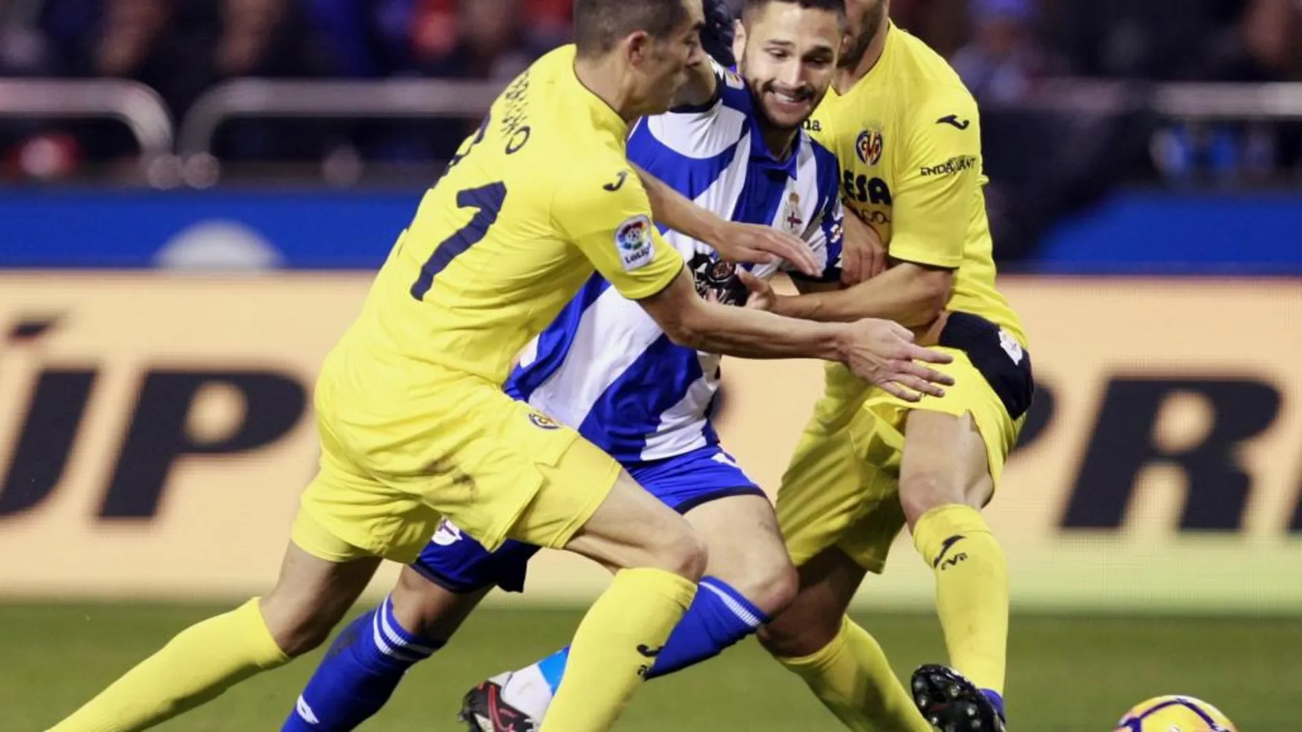 Los jugadores del Villarreal Bruno Soriano y Víctor Ruiz impiden el paso al delantero rumano del Deportivo Florin Andone durante el partido de la decimoctava jornada de Liga que disputan en elestadio de Riazor