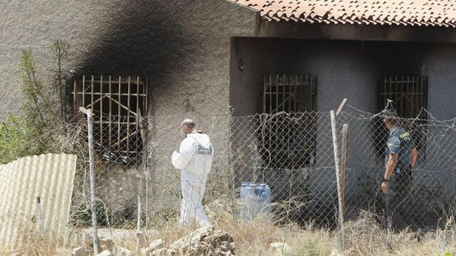 Agentes de la Guardia Civil y de la policía de criminalística ante la casa rural de Villajoyosa (Alicante)