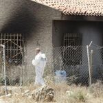 Agentes de la Guardia Civil y de la policía de criminalística ante la casa rural de Villajoyosa (Alicante)