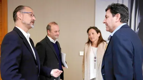 Carlos Fernández Carriedo dialoga con Luis Fuentes en presencia de David Castaño y María de Diego
