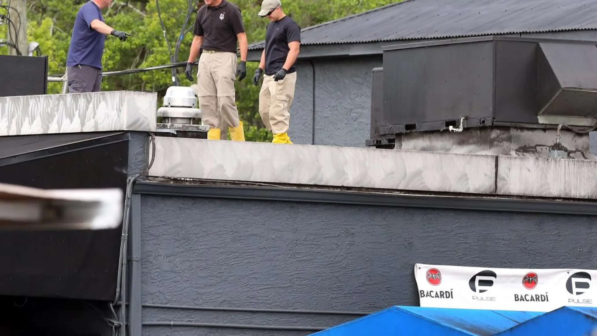 Agentes del FBI en el tejado de la discoteca Pulse hoy durante la investigación