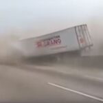 El camión a punto de volcar en la autopista