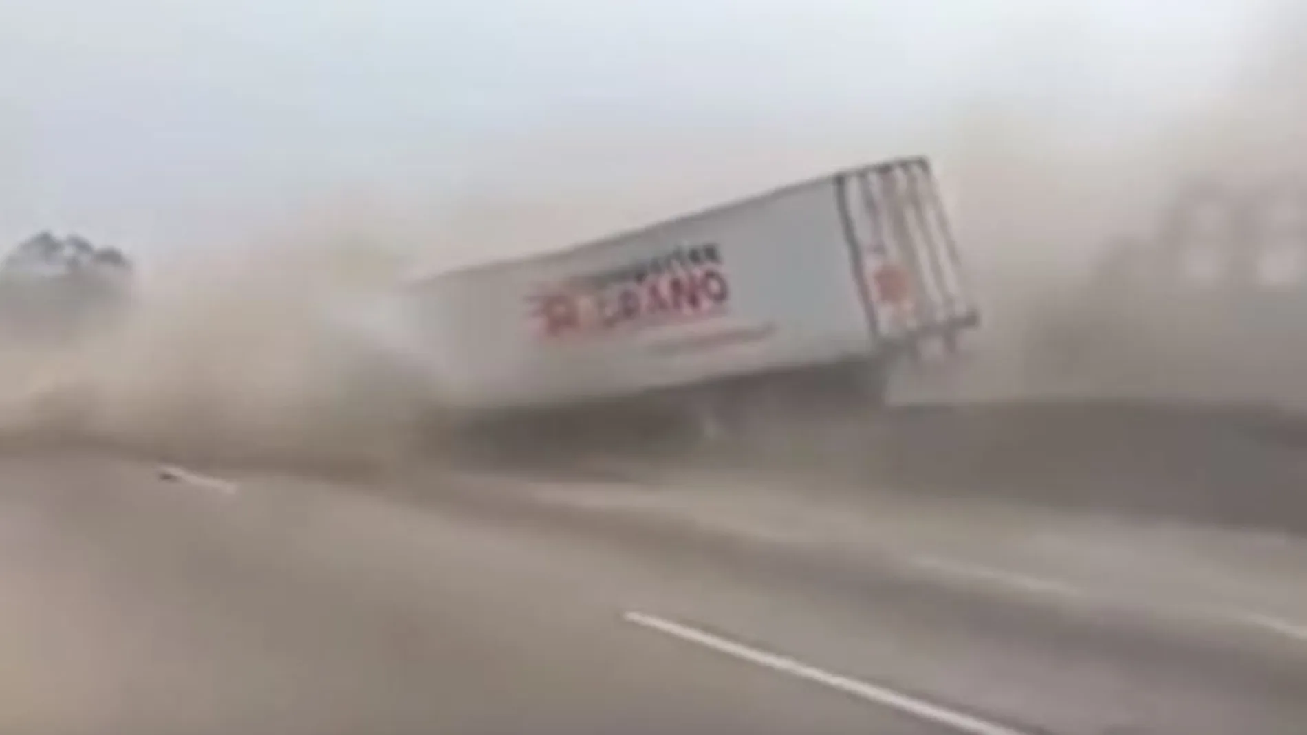 El camión a punto de volcar en la autopista