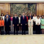 El Rey Felipe VI y el presidente del gobierno Pedro Sánchez, posan tras la promesa del cargo de los nuevos ministros/Efe