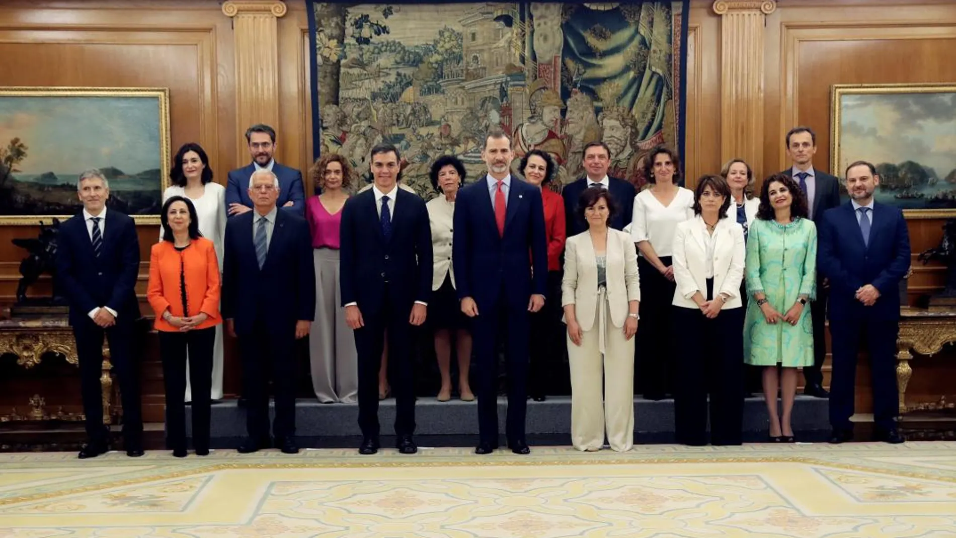 El Rey Felipe VI y el presidente del gobierno Pedro Sánchez, posan tras la promesa del cargo de los nuevos ministros/Efe