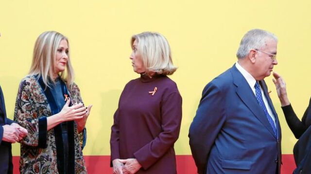 El ministro Méndez de Vigo habla con Cifuentes y Dancausa. Y el presidente del TC, González Rivas, con Manuela Carmena