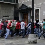 Simpatizantes de Maduro se enfrentan a los opositores en Caracas