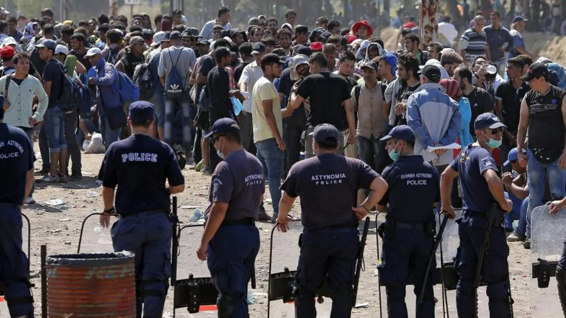 Varios refugiados esperan para cruzar la frontera entre Macedonia y Grecia cerca de Idomeni, Grecia.