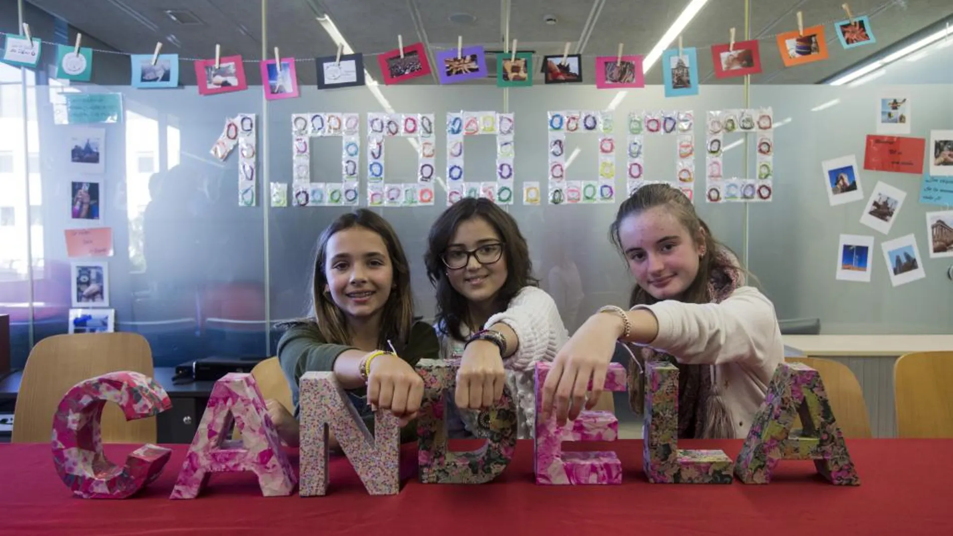 Daniela y Mariona, amigas de la paciente del Hospital Sant Joan de Déu, Candela, que comenzaron a confeccionar unas pulseras en 2013