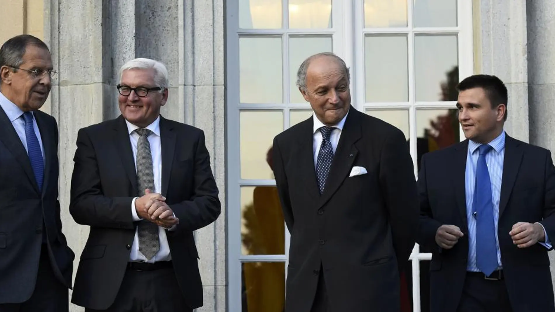 De izquierda a derecha, el ministro de exteriores ruso, Sergei Lavrov, Frank-Walter Steinmeier de Alemania, Laurent Fabius de francia y Pavlo Klimkin de Ucrania, al término de la reunión