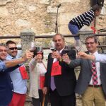 Distintas autoridades como Alejandro Costa, José María Bravo o Fernando Sanz, entre otros, brindan por la excelencia del vino segoviano