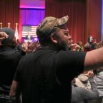 Un grupo de personas protestan en un acto de campaña de Donald Trump en Des Moines, Iowa, la semana pasada