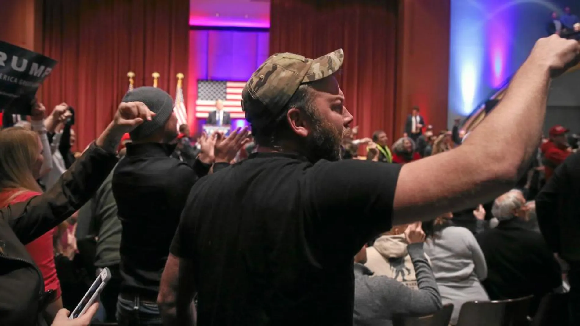 Un grupo de personas protestan en un acto de campaña de Donald Trump en Des Moines, Iowa, la semana pasada