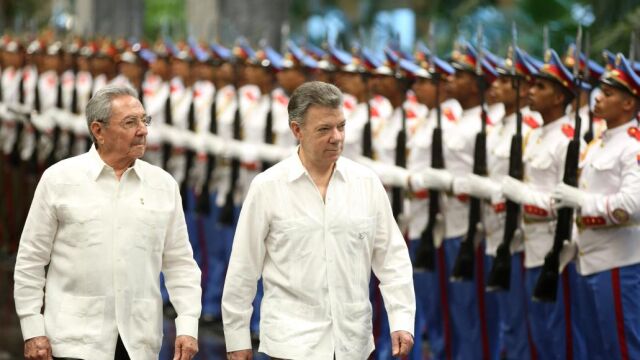 Raul Castro y Juan Manuel Santos pasan revista a las tropas