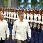 Raul Castro y Juan Manuel Santos pasan revista a las tropas