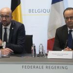 El primer ministro belga Charles Michel y el presidente francés François Hollande (dcha) ofrecen una rueda de prensa en Bruselas