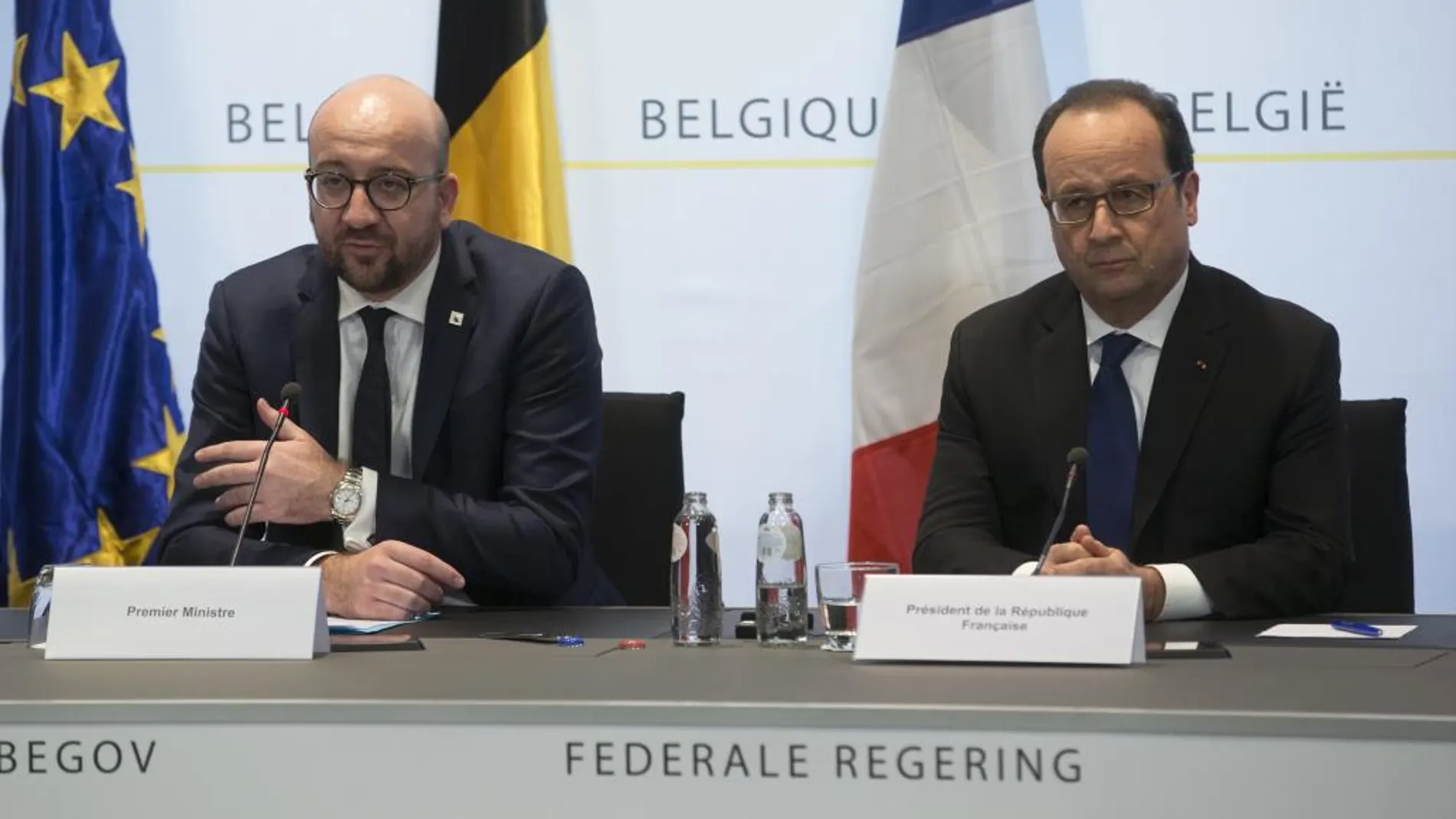 El primer ministro belga Charles Michel y el presidente francés François Hollande (dcha) ofrecen una rueda de prensa en Bruselas