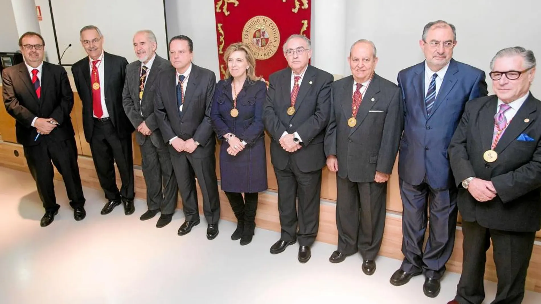 Foto de Familia del Consejo con Amilivia, Salgueiro, Quijano, Estella, Javier Fernández, Demetrio Madrid y Antonio Pérez, entre otros