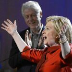Hillary Clinton celebra junto a su marido la victoria sobre Sanders en el Caesar’s Palace de Las Vegas