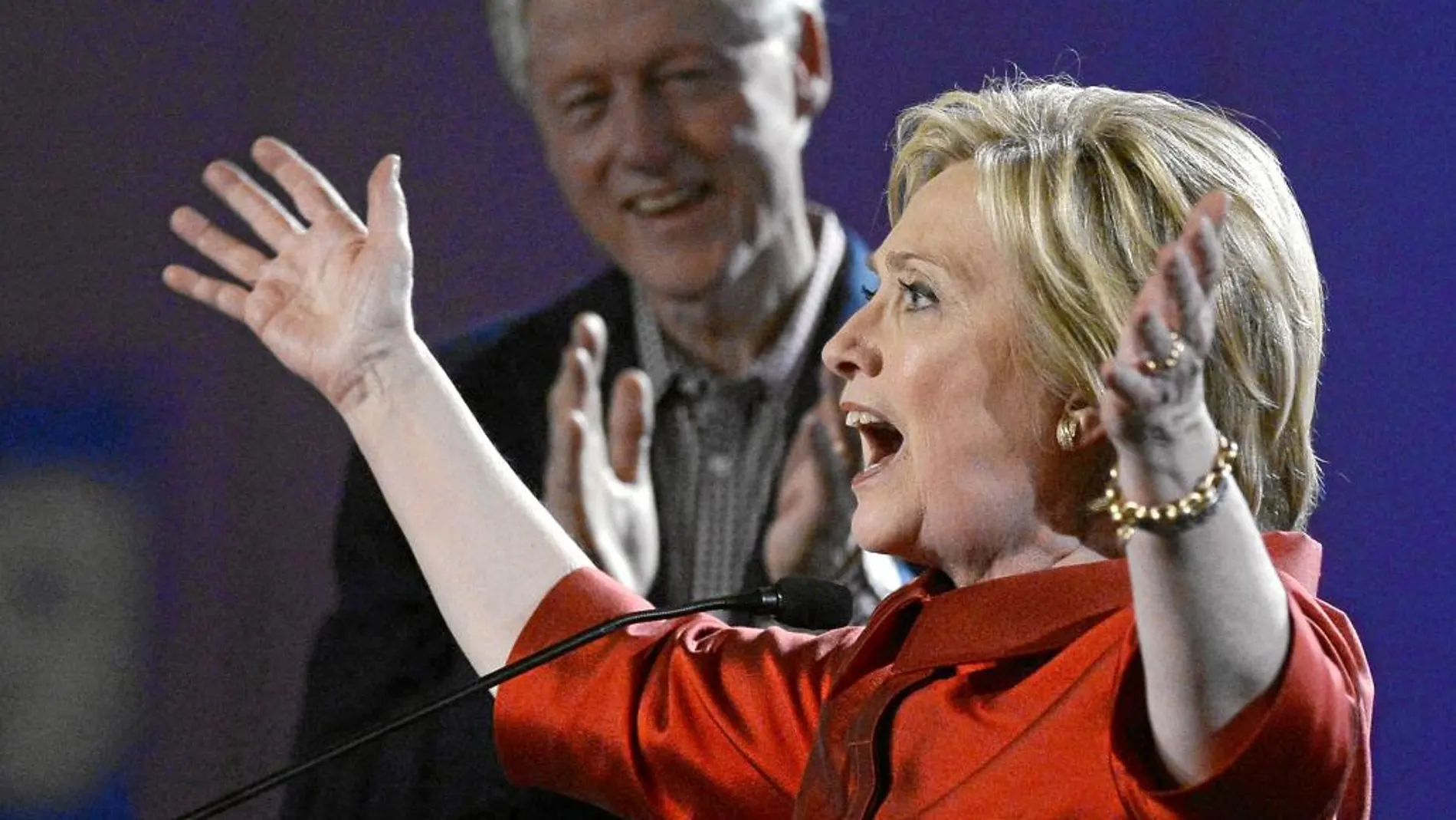 Hillary Clinton celebra junto a su marido la victoria sobre Sanders en el Caesar’s Palace de Las Vegas