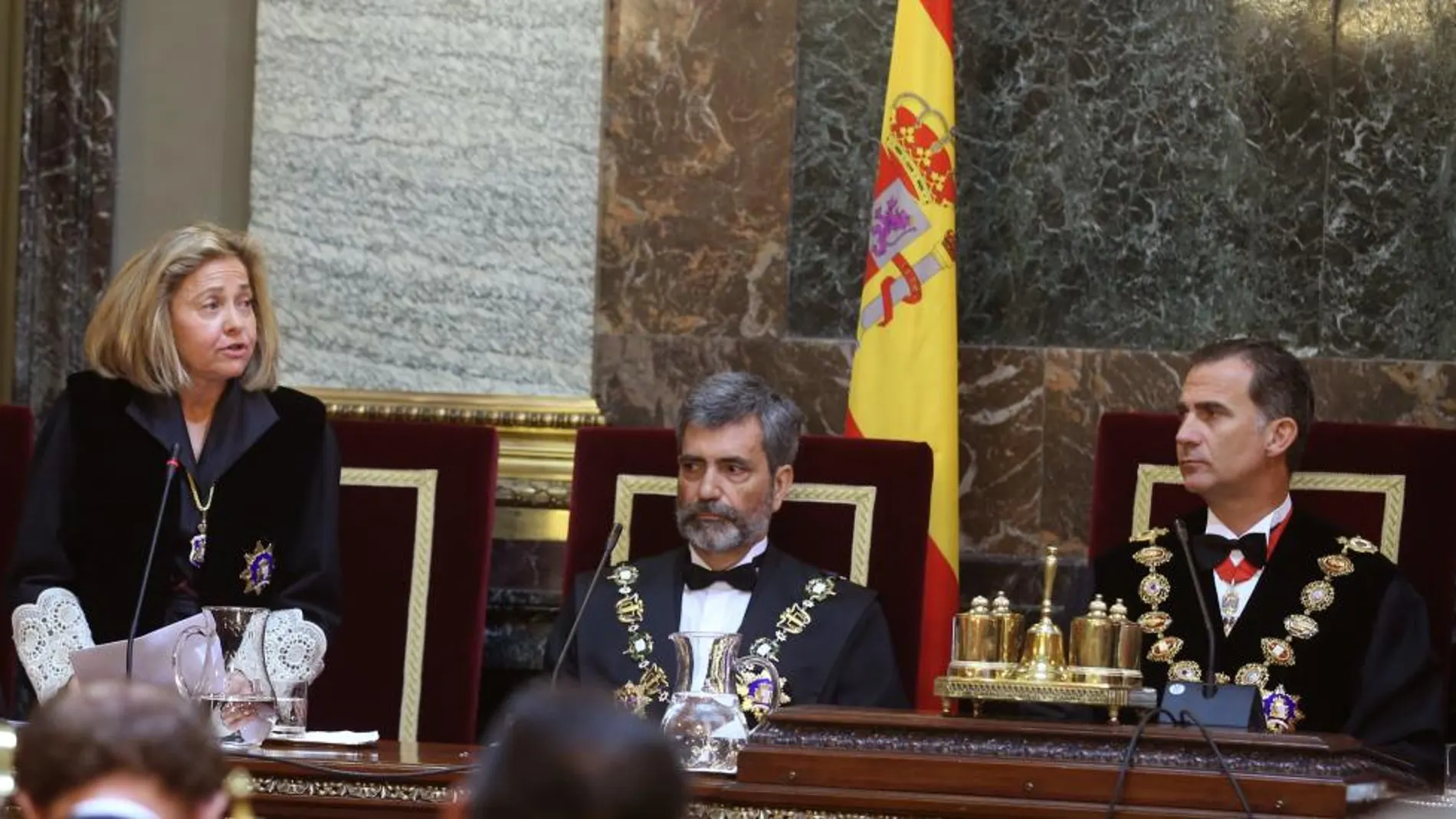 l rey Felipe VI y el presidente del Tribunal Supremo y del Consejo General del Poder Judicial, Carlos Lesmes (c), escuchan la intervención de la fiscal general del Estado, Consuelo Madrigal (i).