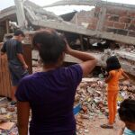 Una familia llega a una casa colapsada por el terremoto