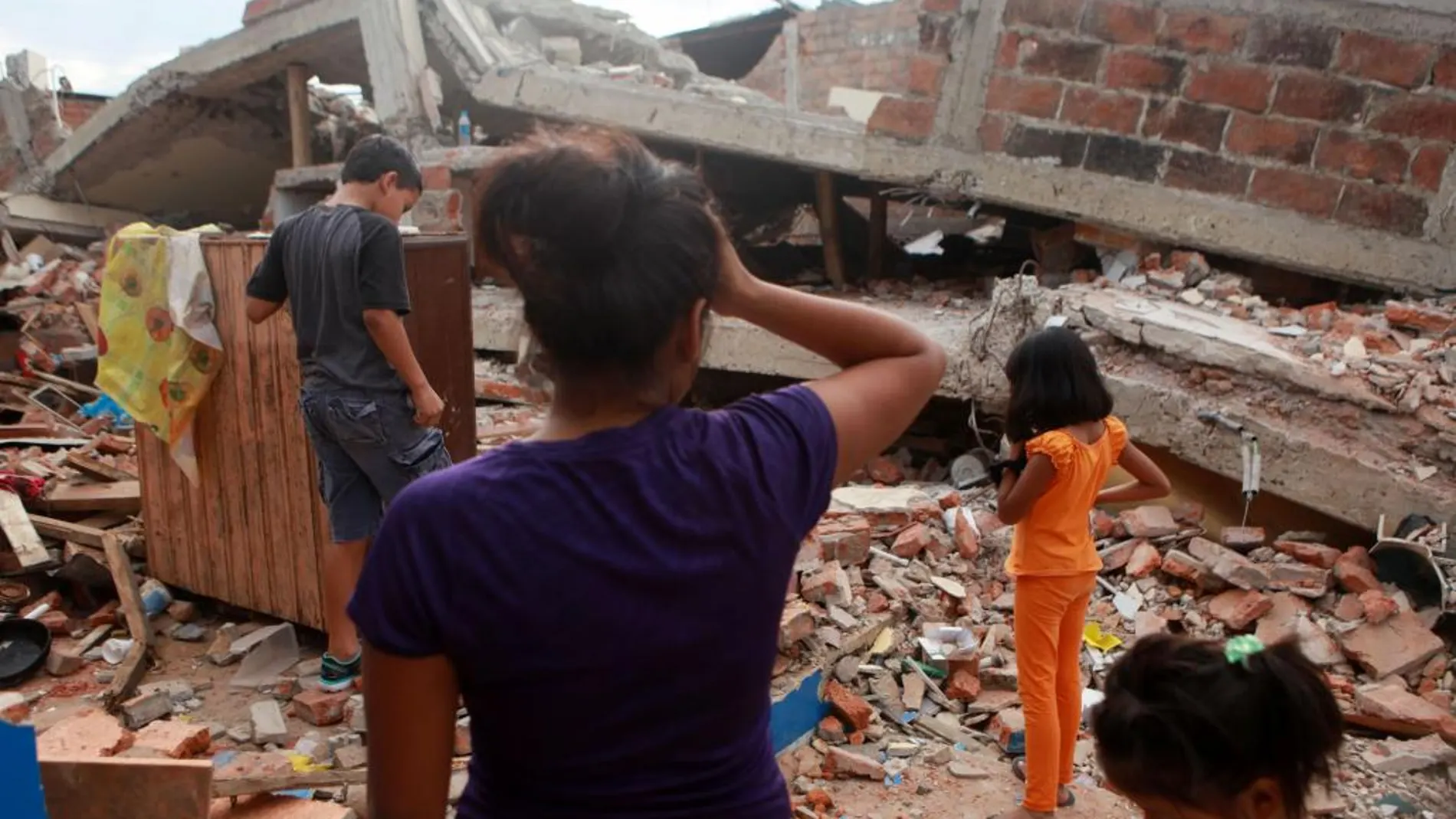 Una familia llega a una casa colapsada por el terremoto