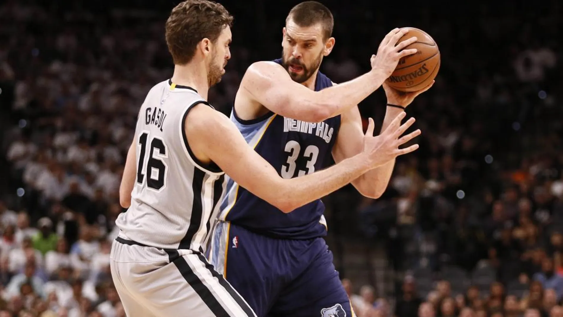 Marc trata de superar a su hermano Pau durante el partido celebrado anoche