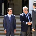 El Rey Felipe VI saluda a su llegada al Palacio de La Quinta a los expresidentes del Gobierno Felipe González (2d) y José María Aznar (2i) y a Emilio Lamo de Espinosa, presidente del RIE