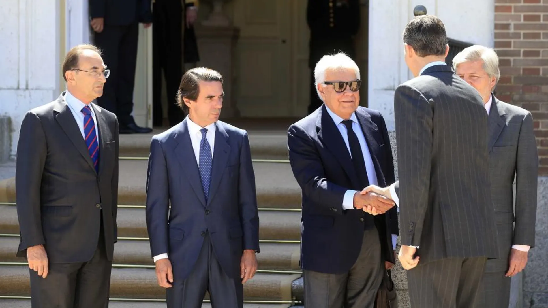 El Rey Felipe VI saluda a su llegada al Palacio de La Quinta a los expresidentes del Gobierno Felipe González (2d) y José María Aznar (2i) y a Emilio Lamo de Espinosa, presidente del RIE