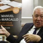 El ministro de Exteriores, José Manuel García-Margallo, durante un encuentro con varios periodistas con motivo de la publicación de su libro "Todos los cielos conducen a España. Cartas desde un avión"(Planeta)
