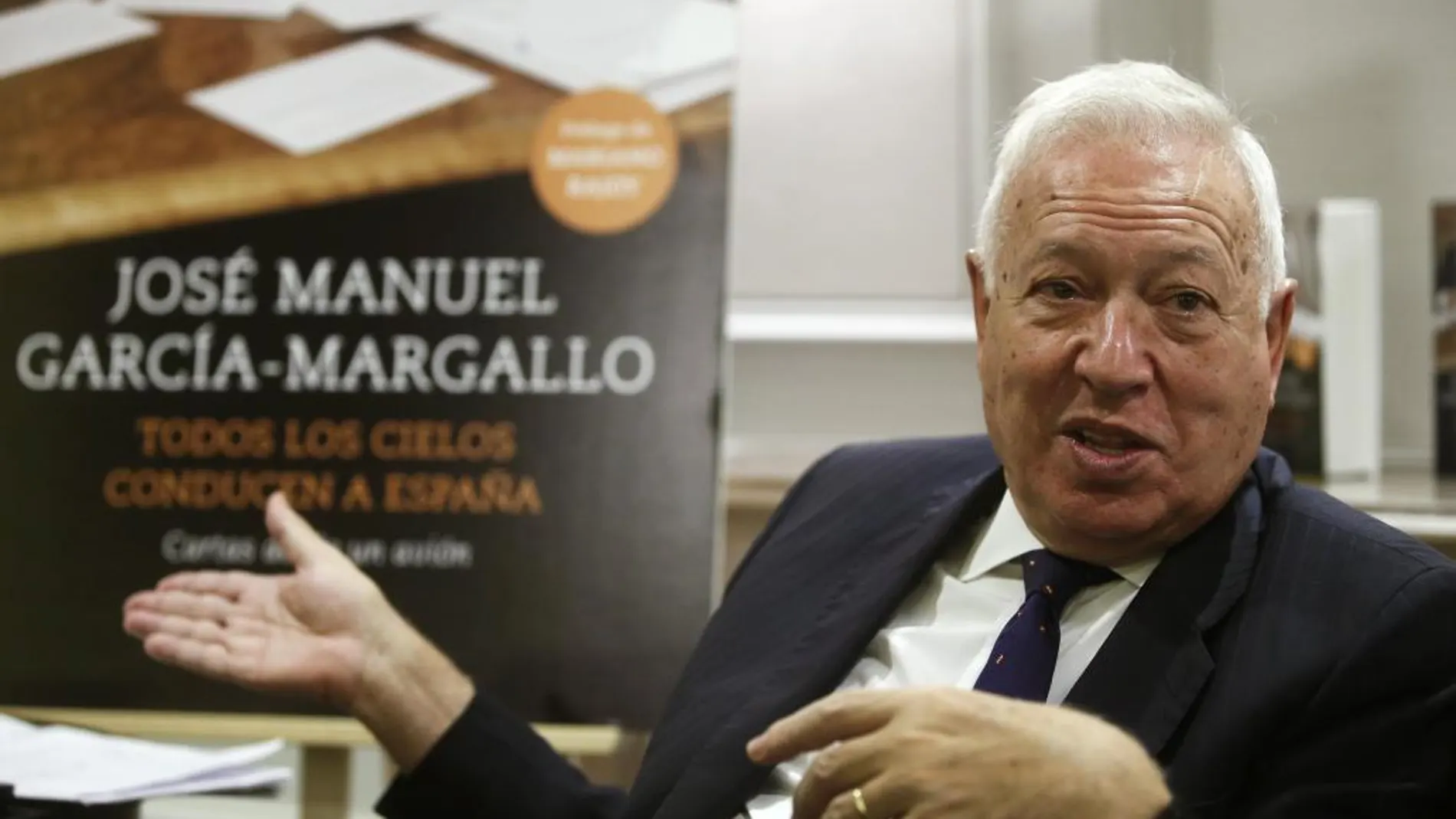 El ministro de Exteriores, José Manuel García-Margallo, durante un encuentro con varios periodistas con motivo de la publicación de su libro "Todos los cielos conducen a España. Cartas desde un avión"(Planeta)