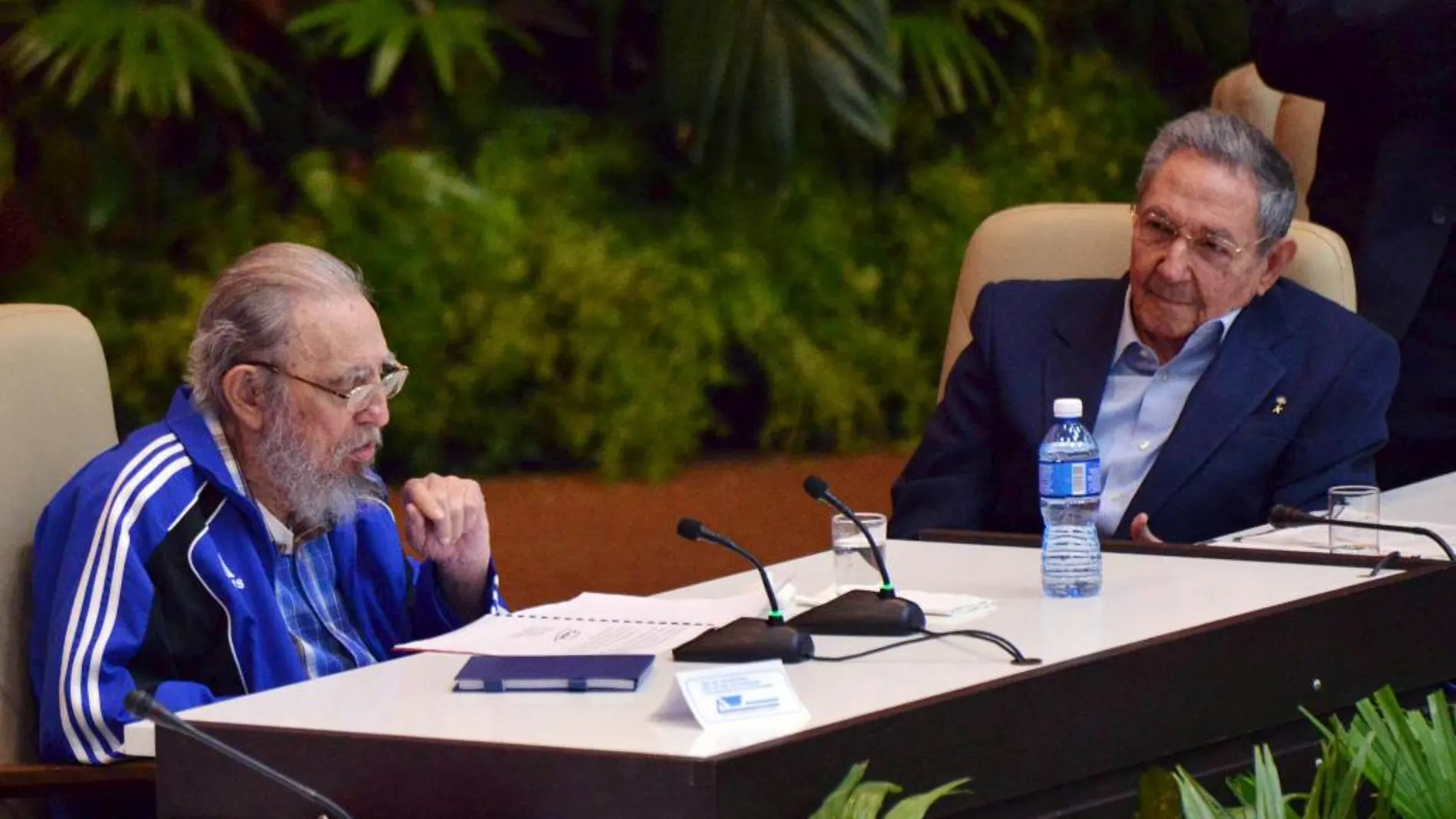 Fidel Castro y Raúl Castro en el VII Congreso del Partido Comunista de Cuba
