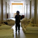 Un niño en el pasillo de un refugio para inmigrantes en Alemania