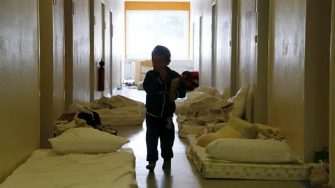 Un niño en el pasillo de un refugio para inmigrantes en Alemania