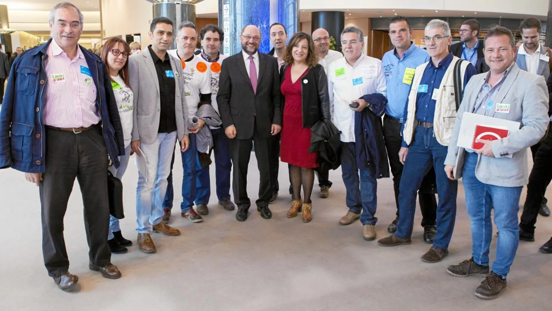 Los trabajadores de Lauki y la eurodiputada Iratxe García, junto a Martin Schulz