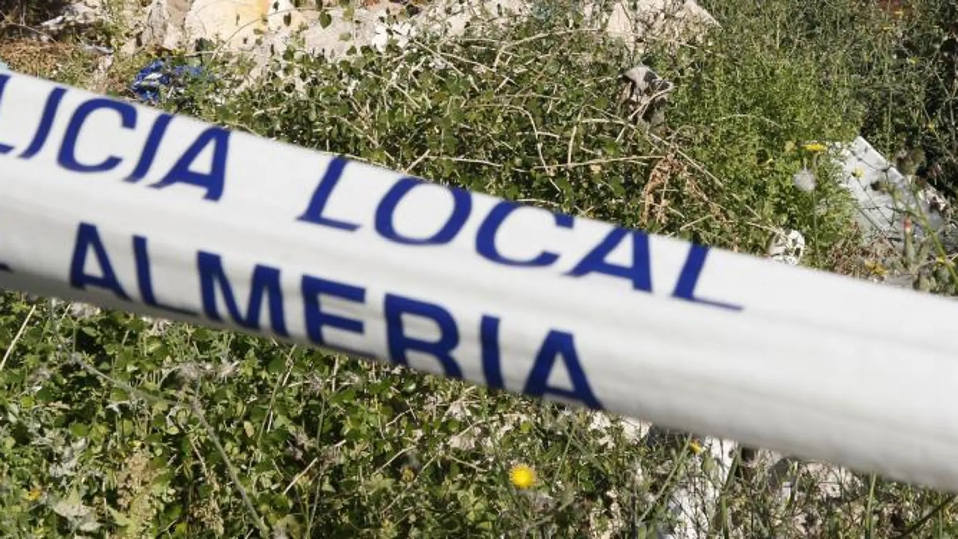 Encuentran una mujer muerta con un golpe en la cabeza y a su expareja ahorcada en Almería