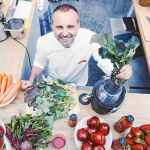 Rodrigo de la Calle rodeado de las materias primas que componen los nuevos jugos de Zumosol