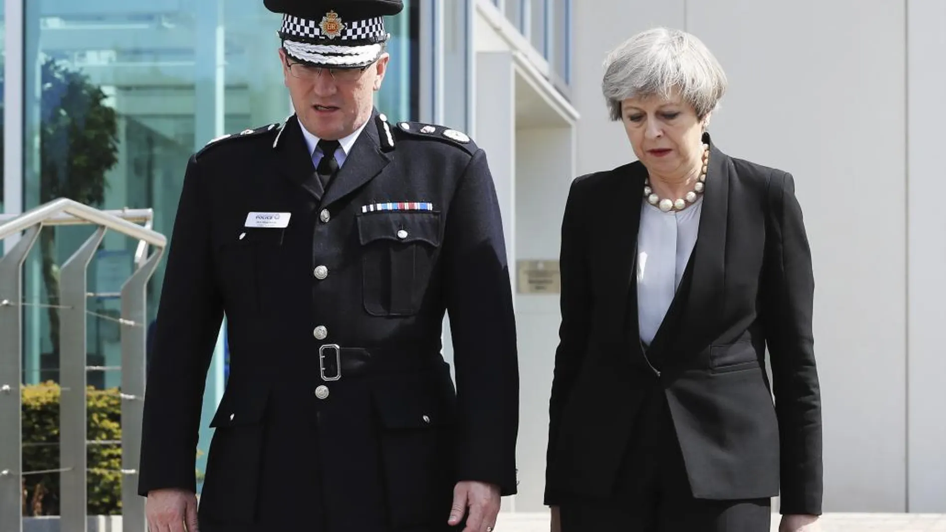 May junto al jefe de policía de Manchester, Ian Hopkins