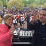La consejera de Cultura, Noelia Arroyo, con el Dj murciano, Angel Pop, durante su actuación en el festival