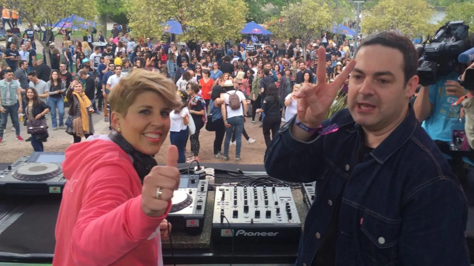 La consejera de Cultura, Noelia Arroyo, con el Dj murciano, Angel Pop, durante su actuación en el festival