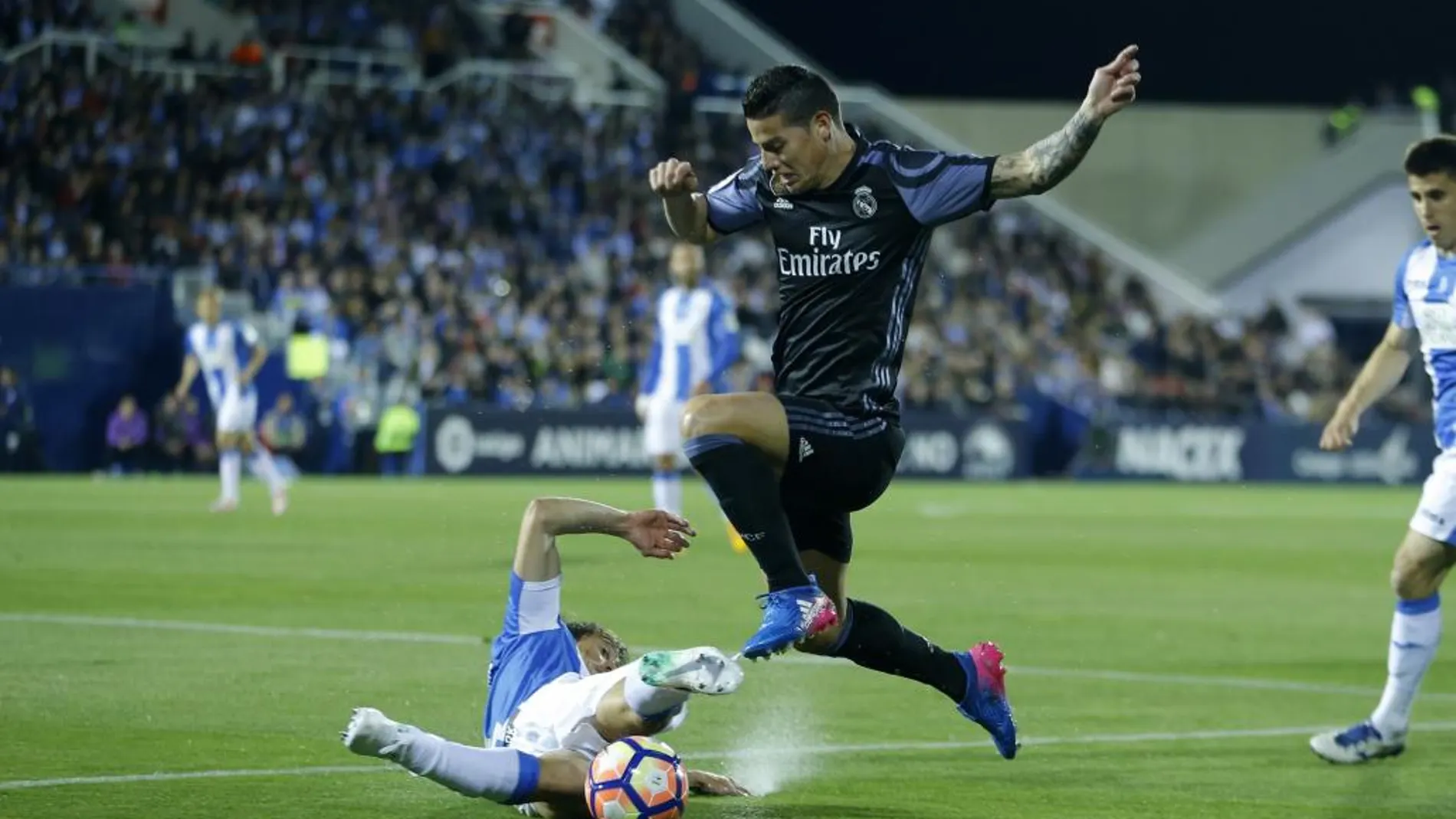 James Rodriguez pelea por un balón con Mantovani.