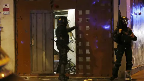 Dos antidisturbios junto al "banco okupado"