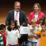 Los consejeros Alicia García y Fernando Rey entregan el premio en la categoría de dibujos al CEIP Domingo Viejo de Melgar de Fernamental (Burgos)